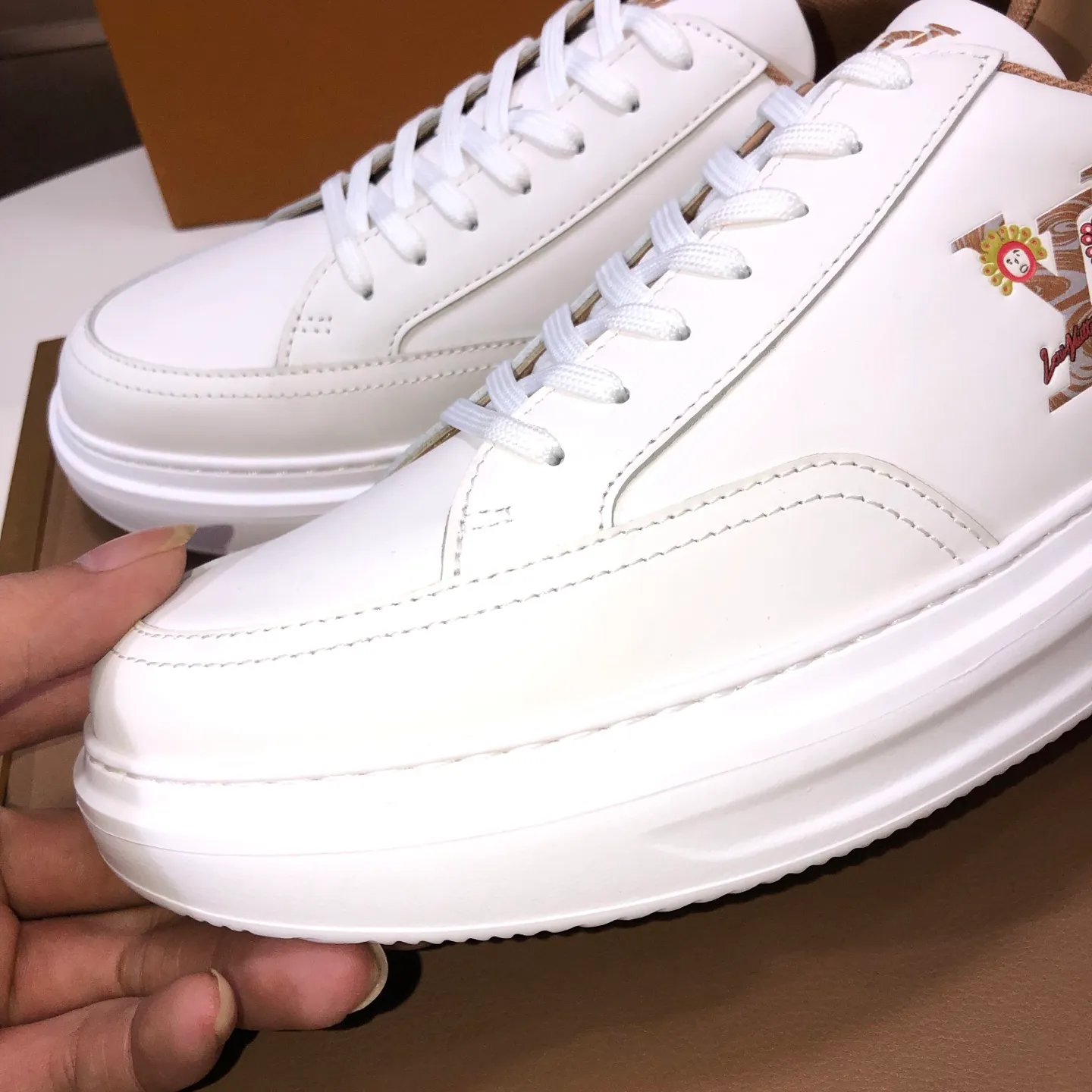 Factory batch 640💰original development, quality shipment, welcome to compare - LV sneaker series sports shoes introduce the loose silhouette of the ready-to-wear series into the spring and summer men's wear shows and make an eye-catching appearance. The cow leather upper is combined with rough fabric laces, and colorful beading highlights the brand's classic elements. LV letters mark the tongue and Monogram floral outsole. Mixed materials Made of top-grain cowhide, thick shoelace design, large Monogram print on the side, mesh lining and cotton feet, the comfort is as extreme as ever, premium heritage, quality first, worth owning! Size: Men’s 38-45 (45 is custom-made and cannot be returned or exchanged)